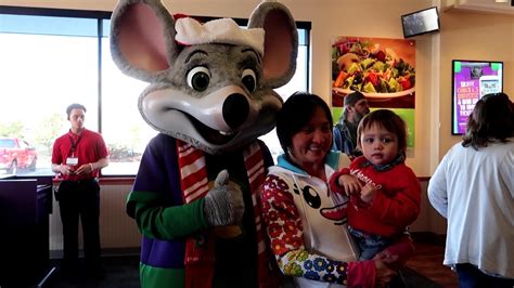 Chuck E Cheese Happy Dance Holiday Edition Youtube