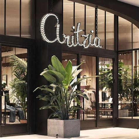 Aritzia To Open Massive Mink Mile Flagship One Of The Retailers Largest