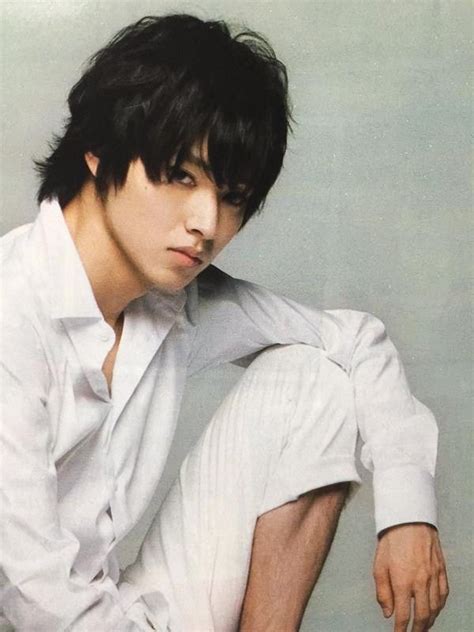 L is a young man of japanese descent with black hair and black eyes. Death Note - Yamazaki Kento (山崎 賢人) Photo (38892110) - Fanpop