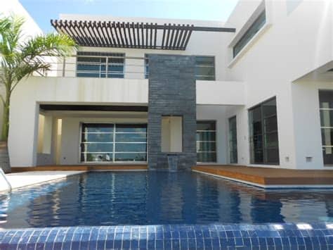 Casas cuentan con recamara en planta baja (pb). Casa en venta en Novo Cancún