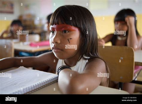 indios xingu niñas fotografías e imágenes de alta resolución alamy