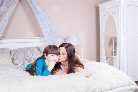 Mamma Som Kysser Hennes Härliga Dotter Den Lyckliga Modern Och Dottern Lägger I Säng Som Har