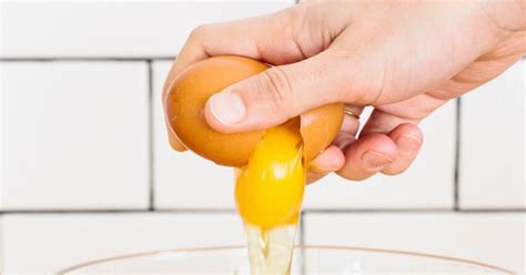 How To Crack An Egg Using One Hand Metaspoon