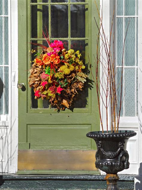 From wreaths to door hangers, catch everyone's attention! Fall Decorating for the Front Yard | DIY Landscaping ...