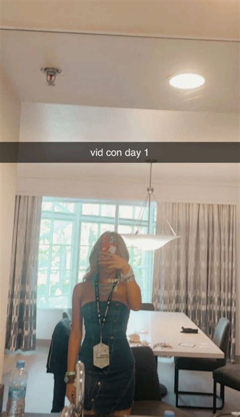 A Woman Taking A Selfie In Front Of A Mirror With The Caption Vid Con Day 1