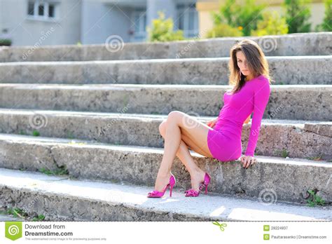 Mulher Sexy Que Senta No Escadas Imagem De Stock Imagem De Menina Comprimento 28224837