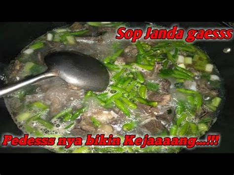 Jangan lupa sajikan minuman pencuci mulut es buah segar. CARA MEMBUAT SOP IGA SAPI II Resep Sop Iga Sapi Kuah Pedas, Empuk, Sederhana & Enak Banget ...