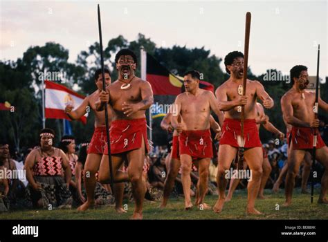 Los maoríes de Nueva Zelandia hombres que realizan la danza de la