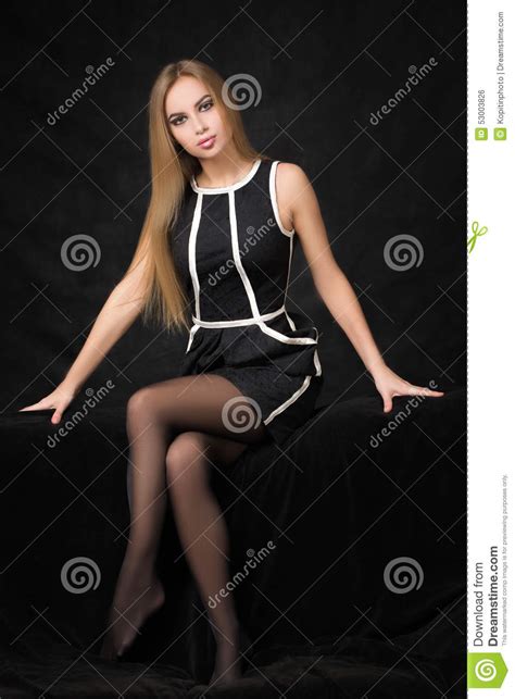 Mooie Blonde Vrouw In Een Zwarte Kleding Op Dark Stock Foto Image Of Klassiek Juwelen