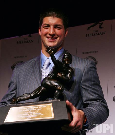 Photo Tim Tebow Wins The 2007 Heisman Trophy In New York