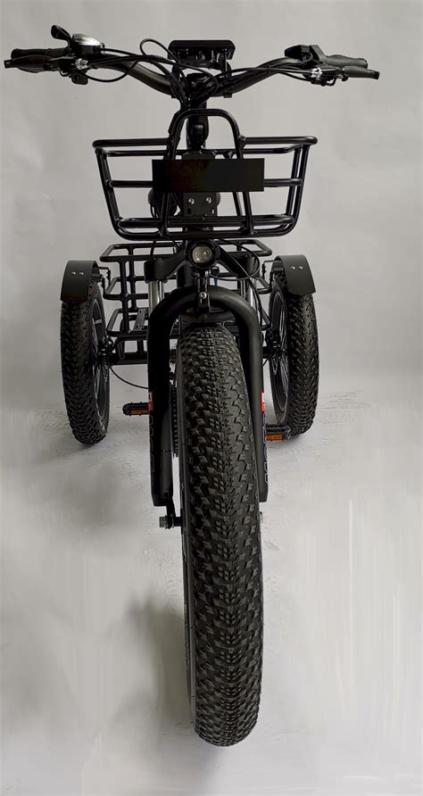 The Front View Of An Electric Trike With Four Wheels And Two Rear Axles