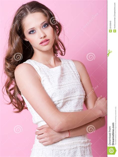 une fille d adolescent dans la robe blanche image stock image du mode adolescents 25103643