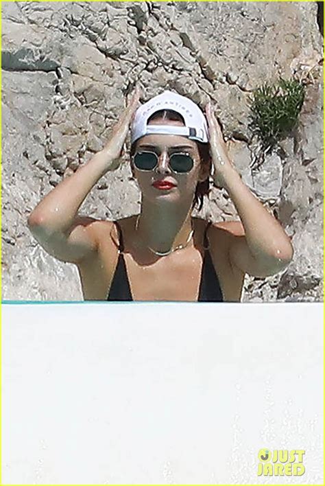 Photo Kendall Jenner Rocks Black Thong Swimsuit While Poolside In