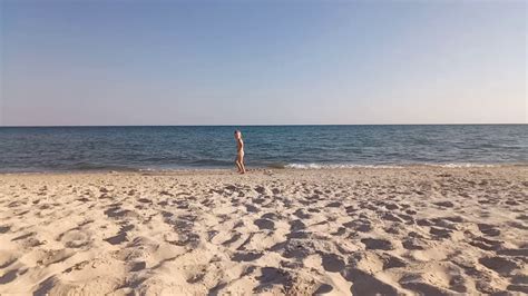 Маленький нудист на диком пляже Железный порт YouTube