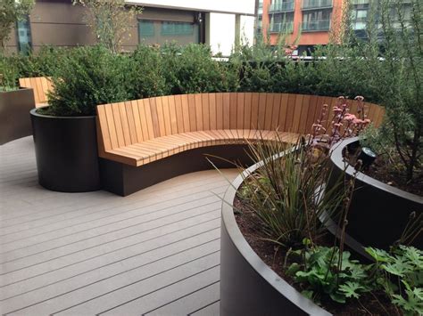 Bespoke curved planters and seating, 3 Merchant Square | Asientos de