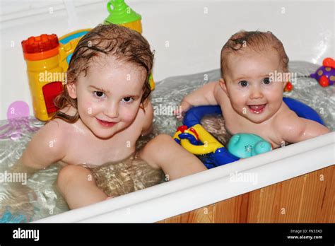 Kinder Kinder Kleine M Dchen Spa Im Wasser Spielen In Der Badewanne Geschwister Spa Familie
