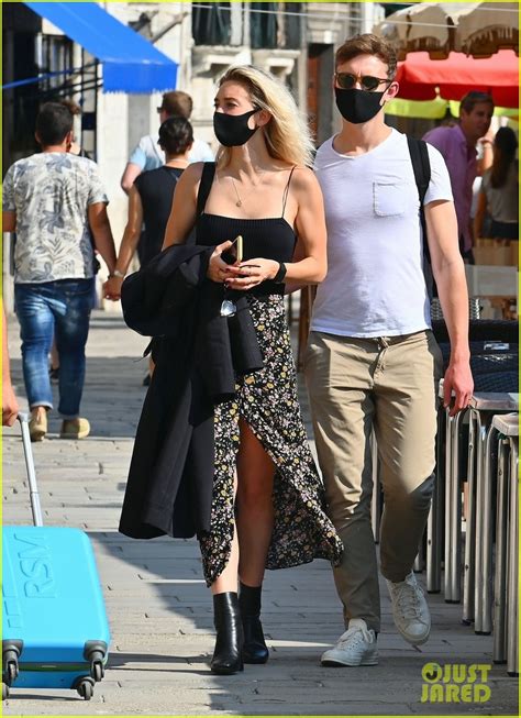 Photo Vanessa Kirby Leaves Venice After Her Big Win 01 Photo 4483615