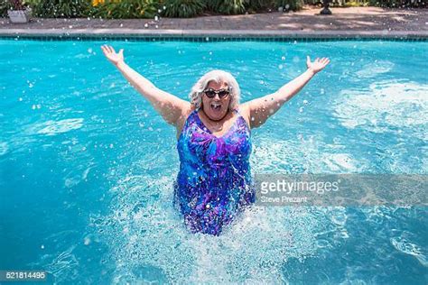 Mature Woman Swimsuit Photos Et Images De Collection Getty Images