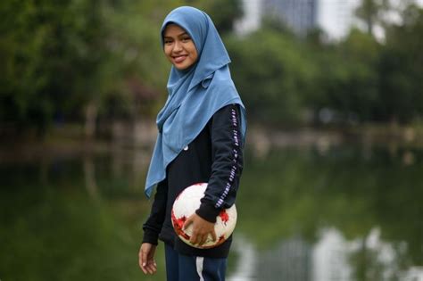 this malaysian girl wearing a hijab has mad freestyle football skills which will make you go wow