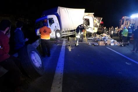 Tekeri fırlayan kamyona arkadan gelen kamyon çarptı Güncel Haberler