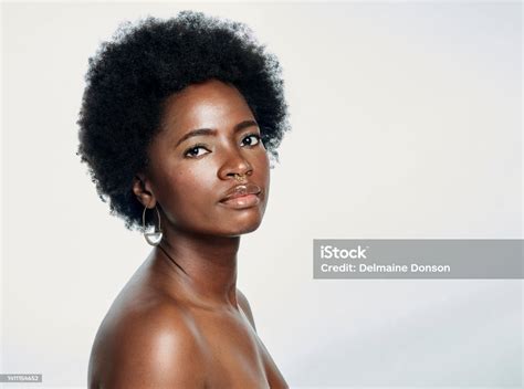 Potret Seorang Wanita Cantik Afrika Dengan Afro Alami Dan Kulit