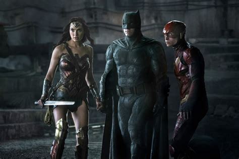 Wonder Woman Batman és Flash újra Együtt Pózol The Cave