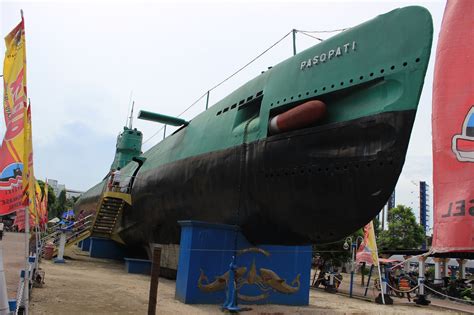 Kapal selam rusia tenggelam membawa nyawa 14 awaknya. catatanku: Monkasel "Monumen kapal Selam yang ada di surabaya"