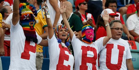 Hinchas Peruanos Alentaron A Selección Antes Durante Y Después Del