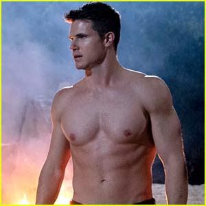 Robbie Amell Talks About Being Shirtless The Entire Time In The Babysitter Robbie Amell
