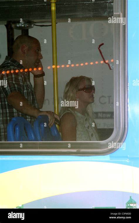 Paparazzi Britney Spears Bus 240809 Fotos Und Bildmaterial In Hoher