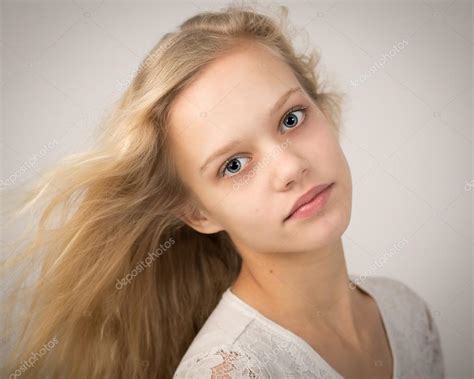 Blue Eyed Teens Portrait Of A Blue Eyed Blond Teenage Girl — Stock