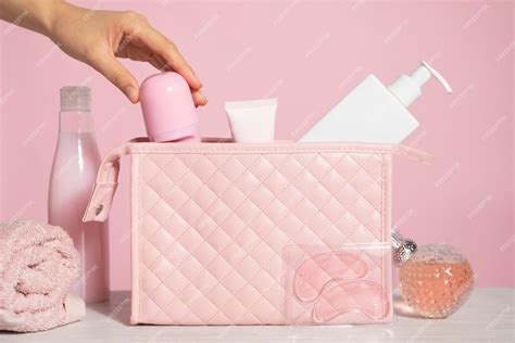 trousse de toilette et produits roses photo gratuite
