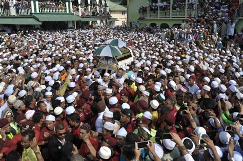 Nik abdul aziz bin nik mat (jawi: Pahit Manis - 1st Love: Gambar Sekitar Pengkebumian Tok ...