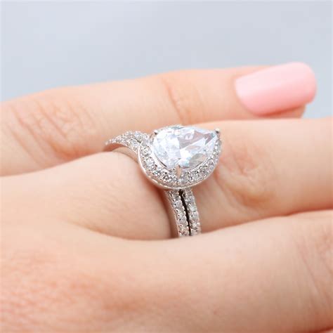 As jewelry shopping guide editors, we write about an increasing number of brides are moving away from the tradition of matching rings and experimenting with sizes, colors and styles to create fantastic ring combinations. The Most Beautiful Pear Shaped Engagement Rings ...