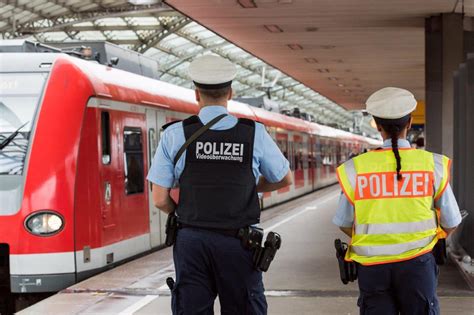 Bpol Nrw Reisender Uriniert In S Bahn Und Rastet Vor Den Bundespolizisten Komplett Aus