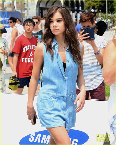 Photo Hailee Steinfeld Shows Off Her New Merch01618 Photo 3715284