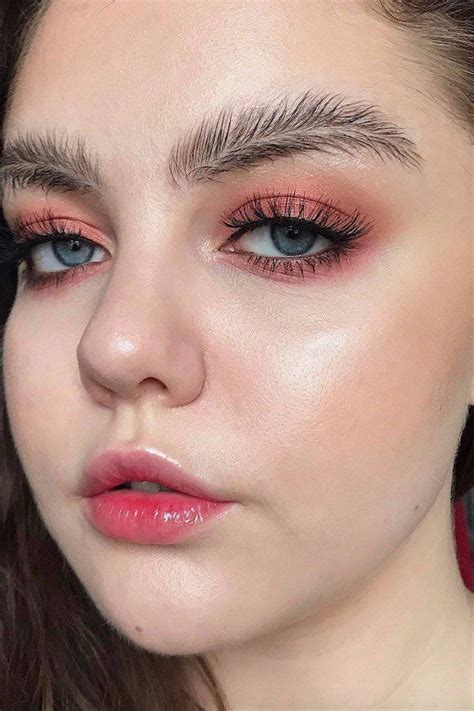 Beauty Bloggers Are Flocking To This Feather Eyebrows Trend Eyebrow
