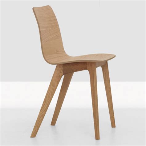 The positioning of the legs gives the chair morph a unique posture, as if it had a support and a free leg. Stuhl Morph