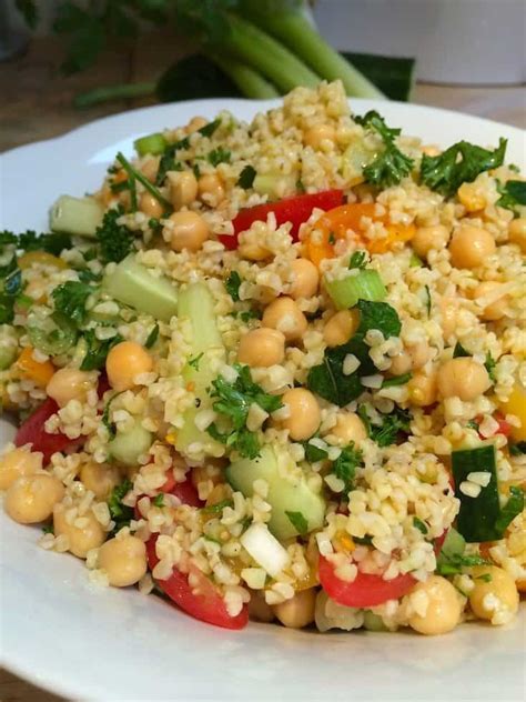 Rijke smaakvolle maaltijdsalade met kruidige falafel, couscous, veldsla, rucola, cashewnootjes en een granaatappelvinaigrette. Kruidige bulgur salade met kikkererwten - Francesca Kookt