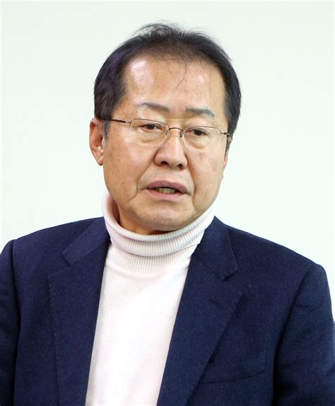홍준표 국민의힘 의원(종전 무소속)은 24일 공정과 자유, 서민과 소통을 기치로 삼아 정권교체를 위한 한 알의 밀알이 되겠다며 사실상 대선 출마 선언을 했다. 홍준표, 대구에서 무소속으로 출마하나