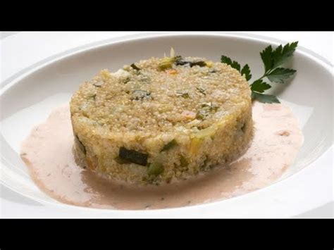 Esta receta de quinoa me ha sorprendido mucho sobre todo por lo rica y sabrosa que esta, normalmente comía mas la la quinoa es muy fácil de cocinar y si respetamos las medidas de 1 de quinoa, 2 de agua, siempre nos saldrá buena y en su punto. Receta de quinoa con verduras - Karlos Arguiñano - YouTube