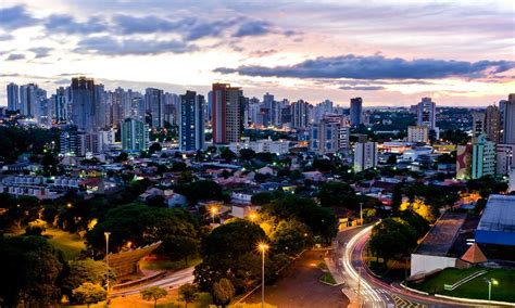 Londrina libera agendamento da vacina para professores entre 50 e 54 anos. Prefeitura de Londrina autoriza comércio a abrir em ...