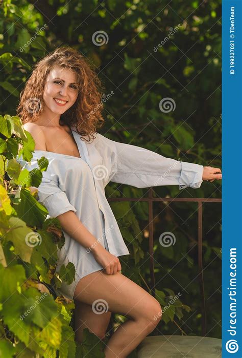 Senhora Sexy Garota Sensual Em Uma Sacada Imagem De Stock Imagem De Fofofo Bonito 199237021