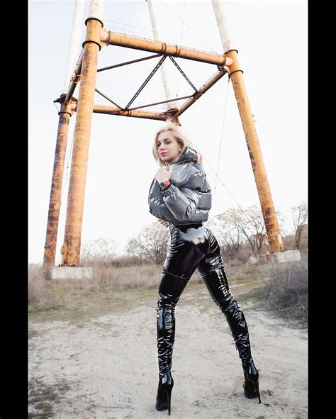 Superb Katya🖤shiny Model🖤 Superbkatya • Фото и видео в Instagram Regenkleidung Kleidung Frau