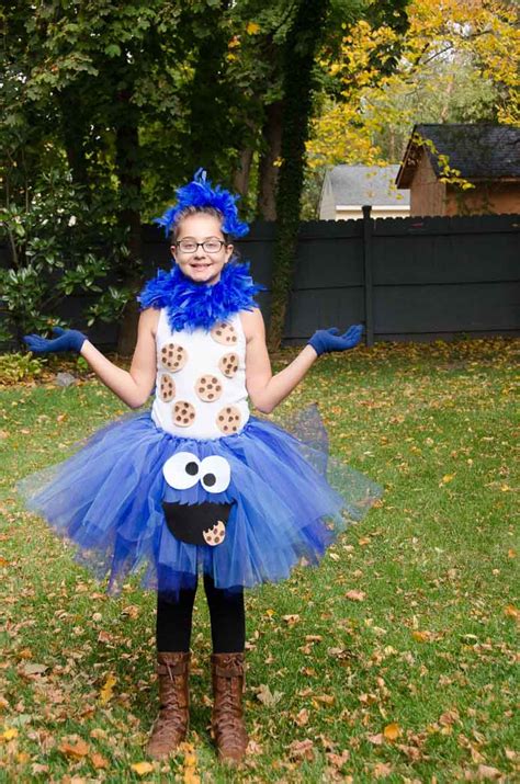 Creating your own cookie monster muppets costume will be fun and iconic! No-sew Cookie Monster Costume for Halloween | Umami Girl