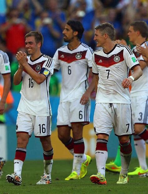 Auch der bundestrainer will ihr nichts. Die Mannschaft after their 1:0 win over France in the ...