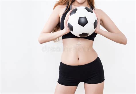 🎵 tiktok 👉 onsoranje onsoran.je/fansnednor. Sexy Vrouwenlichaam Met Voetbalbal Stock Afbeelding ...
