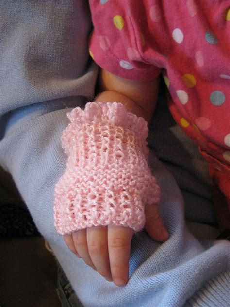 How to knit the right size sweater (fringe association). Cute Fingerless Gloves free Pattern Size baby to older ...