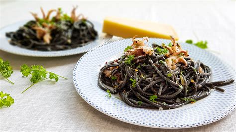 Feb 22, 2018 · io adoro la pasta al nero di seppia e quando comincia il periodo delle seppie le compro sempre! Zwarte spaghetti met inktvis (spaghetti al nero di seppia ...