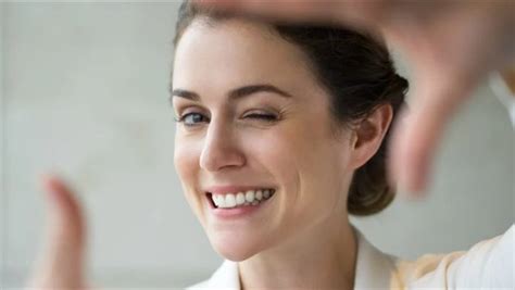دراسة هل يمكنك تحسين مزاجك بالابتسام في المرآة لمدة خمس ثوانٍ كل صباح؟